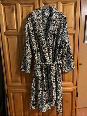 Lylani Leopard-Print Plush Robe, Size Large